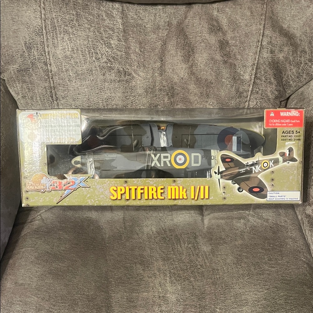 NIB Ultimate Soldier Spitfire Mk I/II Model Airplane 71 Eagle Squadron